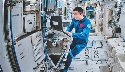 给小鼠喂豆浆、在太空烤鸡翅…神舟二十号乘组的太空生活