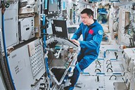 给小鼠喂豆浆、在太空烤鸡翅…神舟二十号乘组的太空生活