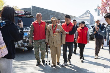 青岛奥帆中心码头：百岁老兵，登舰圆梦