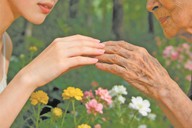 拨慢细胞发育“时钟”逆转衰老，部分重编程技术人体临床试验即将开启