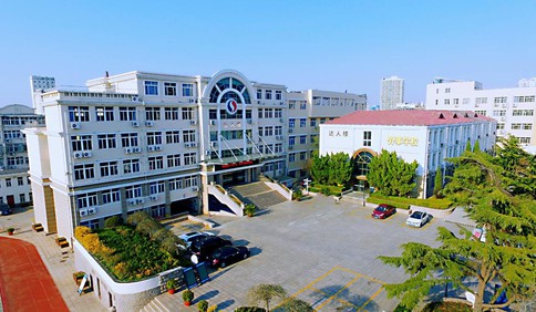 �ൺ���·���ְҵѧУ�������ںϹ�ͨ���ˣ��������ʻ���ó�˲�