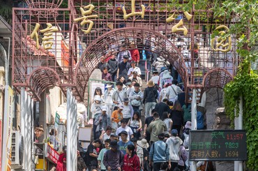 青岛老城旅游热，信号山人气旺