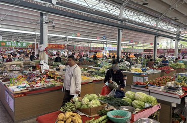 五一假期 青岛一农贸市场烟火升腾热闹十足