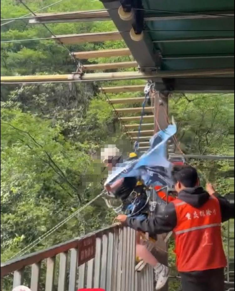 女子景区坐悬崖秋千高坠，此前反复提醒“绳子没拴紧”