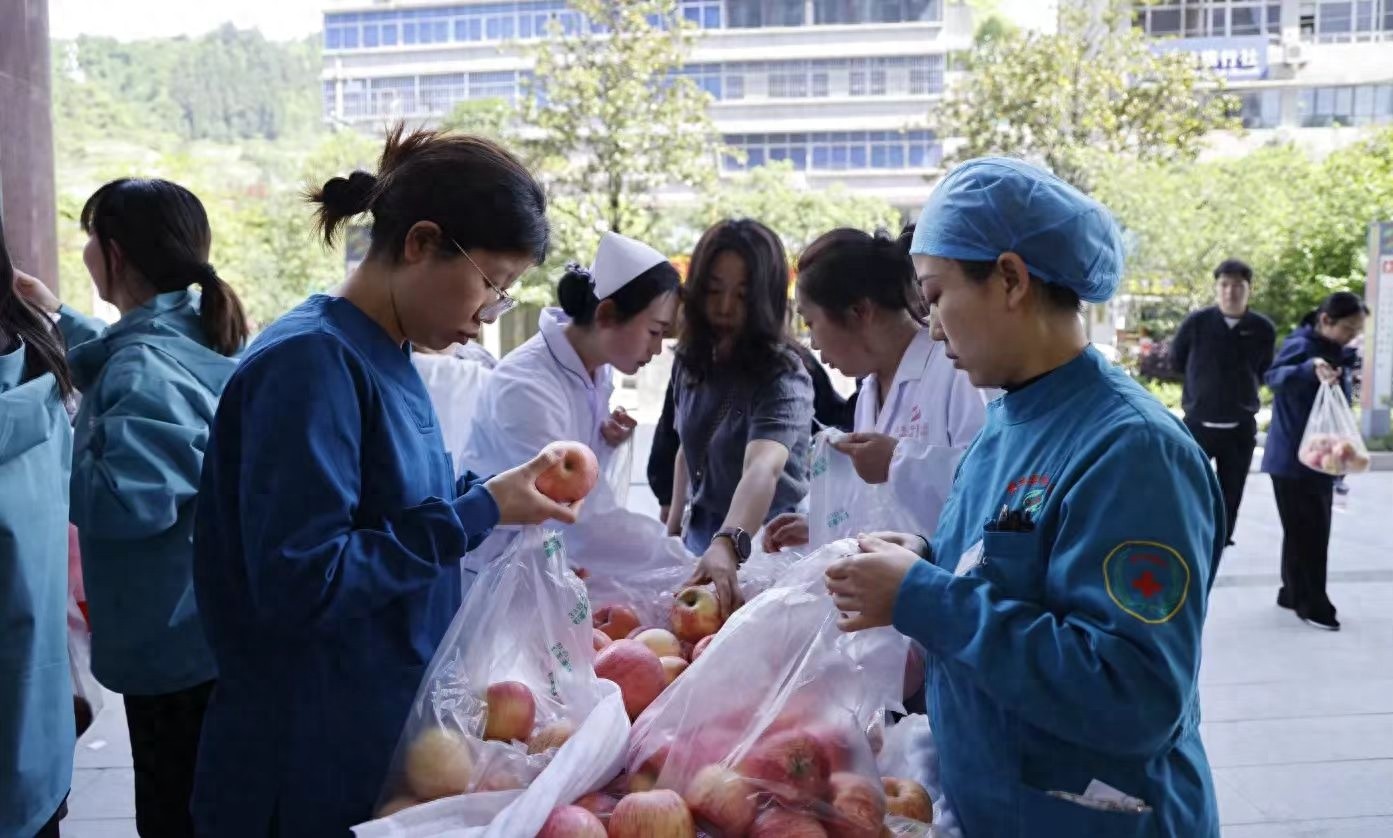 陕西男子前往湖北咸丰卖苹果突发疾病，医院市民联手帮忙19小时售罄，妻子：非常感谢