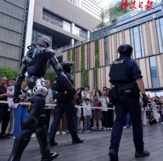 人形机器人化身赛博“巡警”，与特警一同街头巡逻！