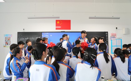 山东胶州:10天两次拾金不昧,民警到校送表扬信