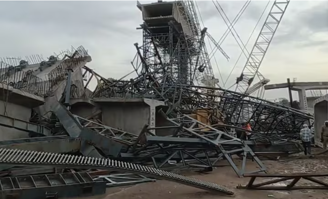 印度一在建桥梁坍塌，致6人死亡多人被困