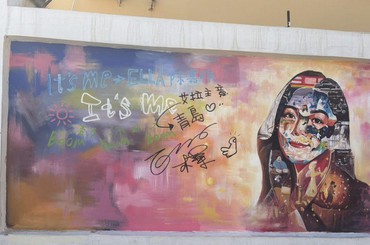 龙江路漫画街再出圈！Ella签名掀起打卡热潮