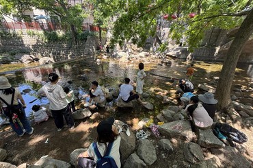 北九水流水潺潺，游客满满