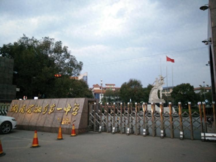 非监考美术教师违反制度进美术考场遭考生实名举报，湘乡市教育局介入调查