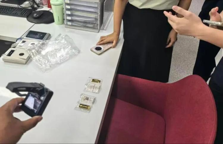 保洁员在学生公寓垃圾桶内捡2条金条，价值超20万元