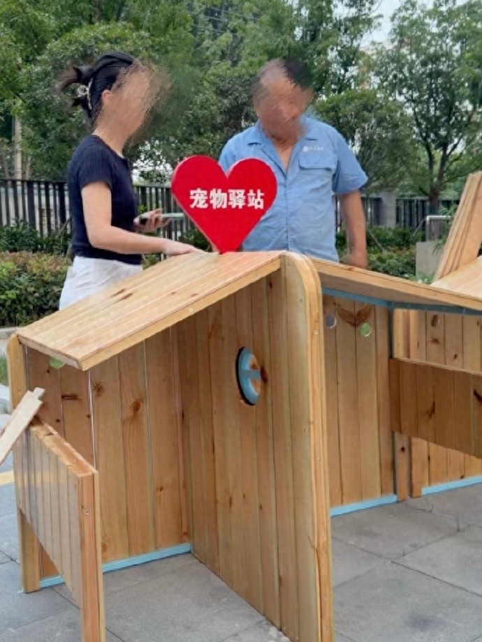 老乡鸡发布关于宠物进店问题整改反馈，有门店称带宠物可在室外区域就餐，需要牵绳