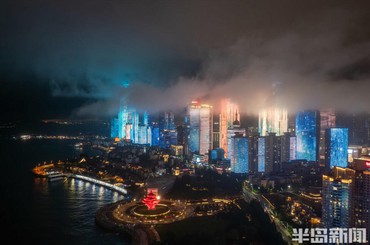 当平流雾邂逅灯光秀 浮山湾上演梦幻夜色