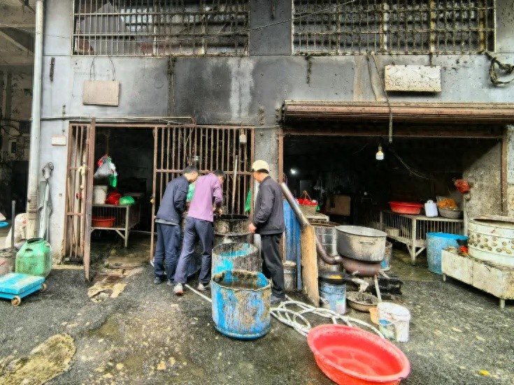 江西乐平一菜市场摊主买40斤工业松香给鸭、鹅脱毛，卖给周边群众，已被刑拘