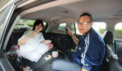 “考场外的移动小家”：高考首日考点家长车内陪餐，让孩子少折腾多休息！