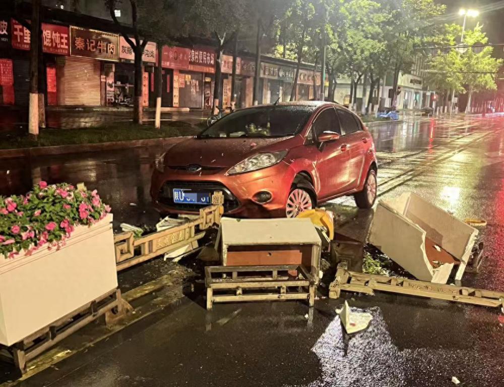 车主撞坏护栏定损超万元，当地城管：已关注到相关舆情，正在处理，区城管局不负责定价