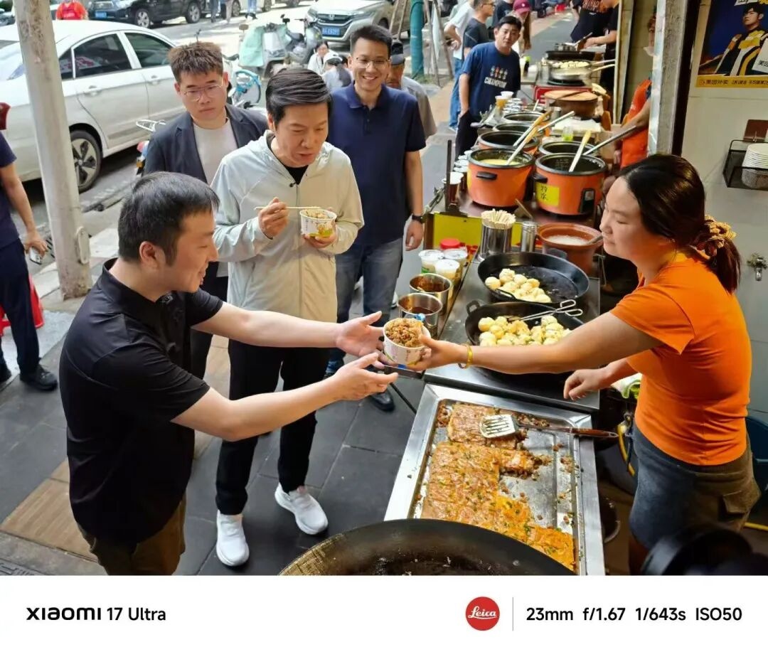 现身武汉街头“过早”，雷军回应“多久没吃热干面了”：经常吃，就是很久没坐店门口吃