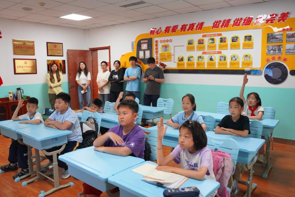 又一便民福利落地！青岛首个温馨校车配套AI智习室正式开放，解锁暑假带娃新场景
