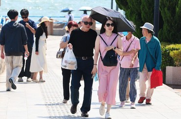 青岛：天公作美，海边游人如织