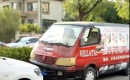 青岛城阳一道路停放数辆“僵尸车”占道无人管 交...