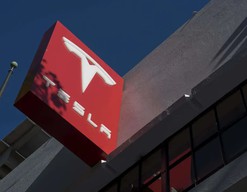 特斯拉：自7月6日起，员工每周AI使用支出上限设定为200美元