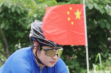 天生无脚，她成了赛道上的“刀锋骑士”