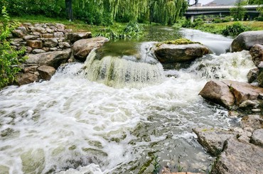 大雨急灌李村河，赏景更需注意安全