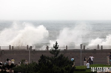温馨提示：青岛海边风大浪高，切勿近海游玩...