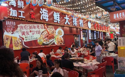 逛市场挑海鲜、街边即刻加工!海鲜大排档夏夜人气...