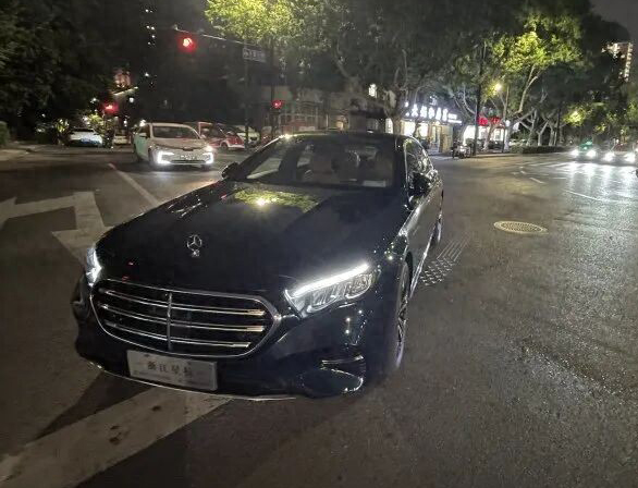 46万元新车到手4小时就故障了！杭州奔驰E300L车主提车当天方向盘连续三次卡死 厂家拒绝退换车 “只需升级软件”