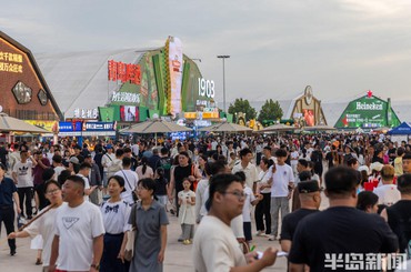 多彩啤酒城，周末人气旺