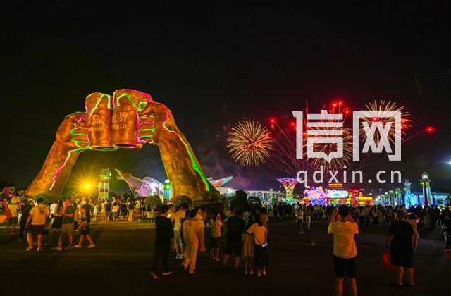 焰火、无人机、裸眼3D轮番上演 多重光影演艺点亮啤酒城夏夜