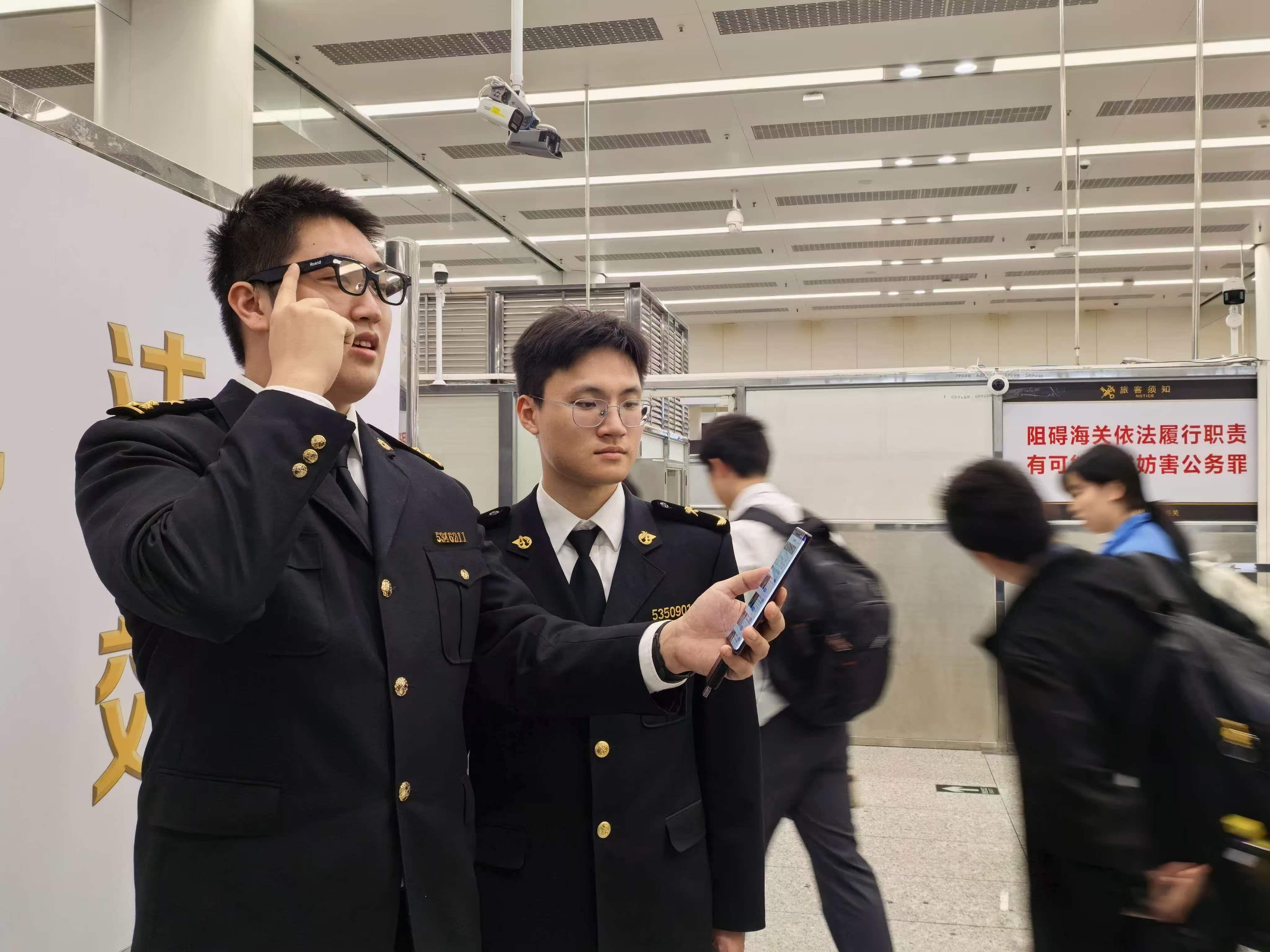 智能眼镜单兵系统为海关关员装上“火眼金睛”