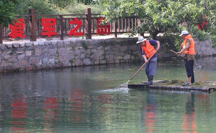 小小竹排湖中游!人工湖“美容师”成夏日风景线