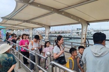 暑假打卡青岛，学子扎堆前海
