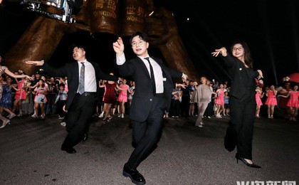 网红裁判天团领舞 万人恰恰燃动青岛
