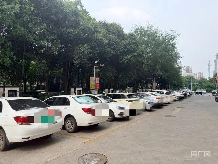 1个充电桩8个码，充电就像开盲盒！起底充电桩扫码乱象