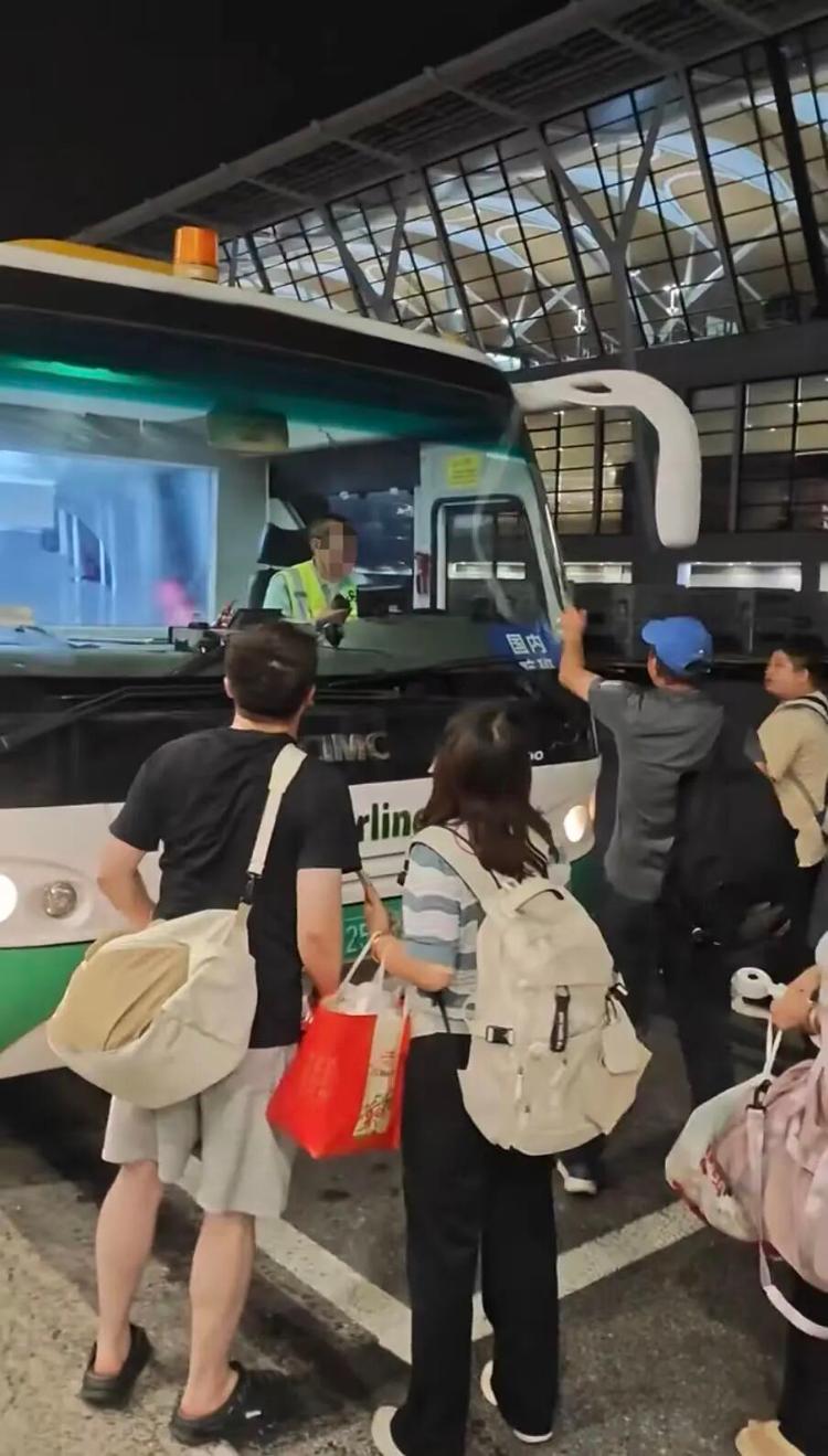 被指摆渡车40分钟未开空调，春秋航空致歉