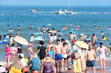 高温依旧，浴场人“海”