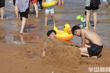 盛夏催热海滨游，戏水赏景两相宜