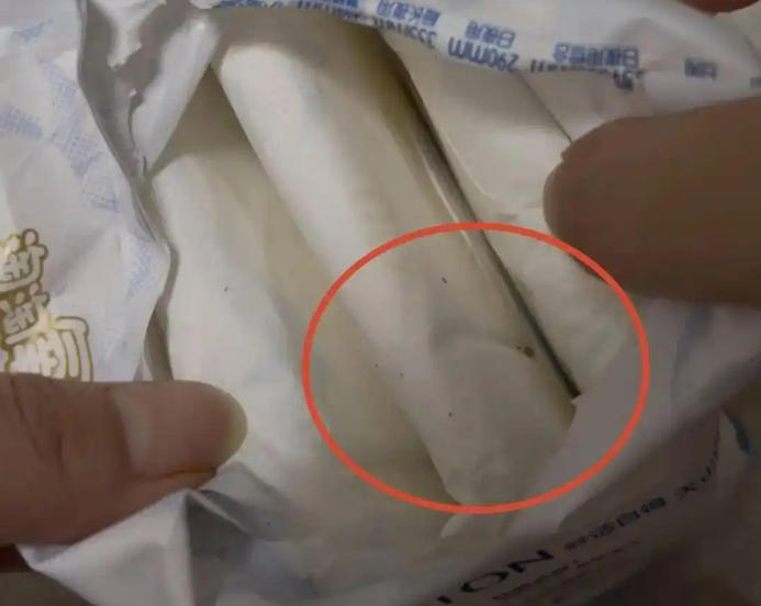 消费者称买卫生巾发现疑似虫卵异物，涉事厂家：正积极调查异物来源