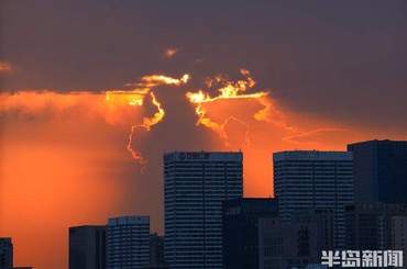 立秋暑未消，晚霞映岛城