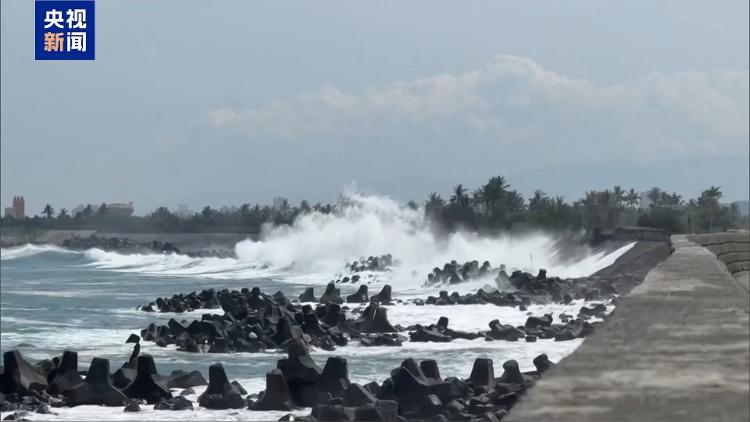 受“白海豚”影响 台湾多地出现狂风暴雨