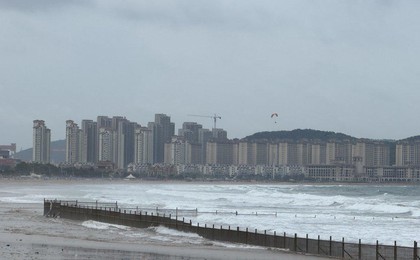 金沙滩浴场临时关闭，景区多措并举筑牢海边安全防...