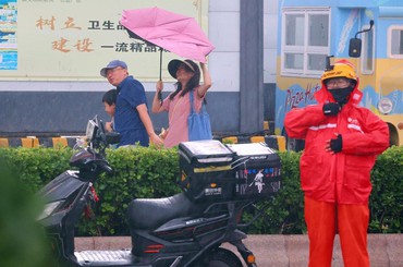 台风外围带来间断降雨！出行备好雨具