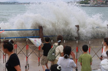 青岛：前海浪大 注意安全