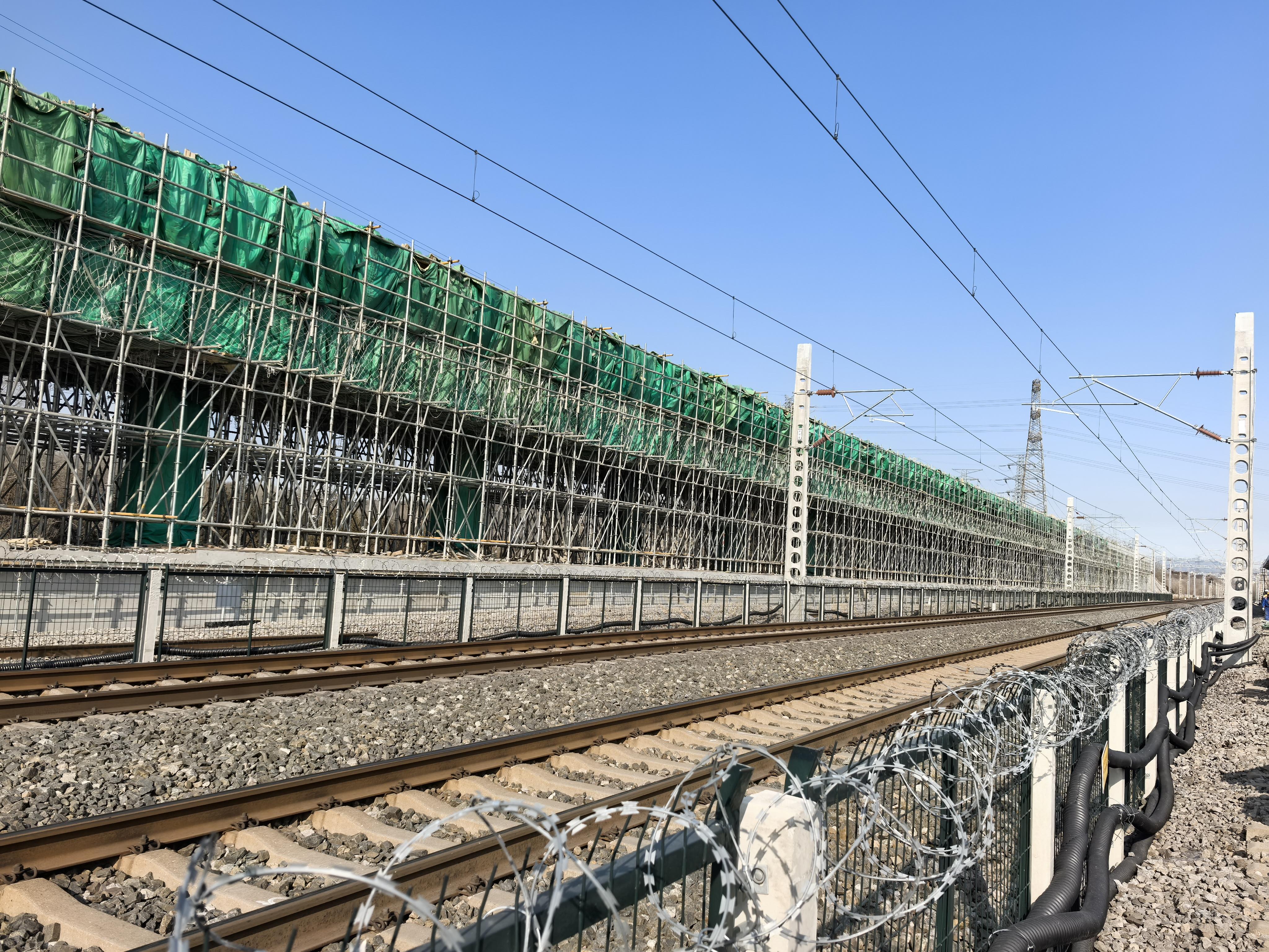 营业线高空施工防护小技改筑牢大安全