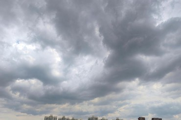 蓝天乌云交替上线 雨水陆续到访
