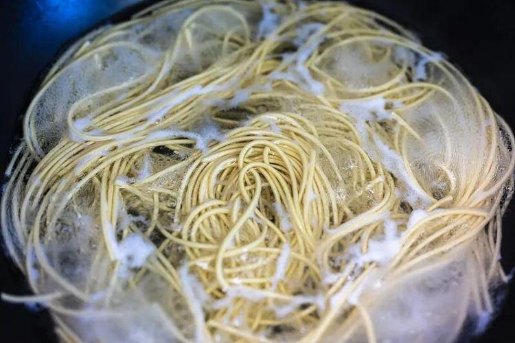 男子误食过期挂面险入ICU 元凶又是黄曲霉毒素